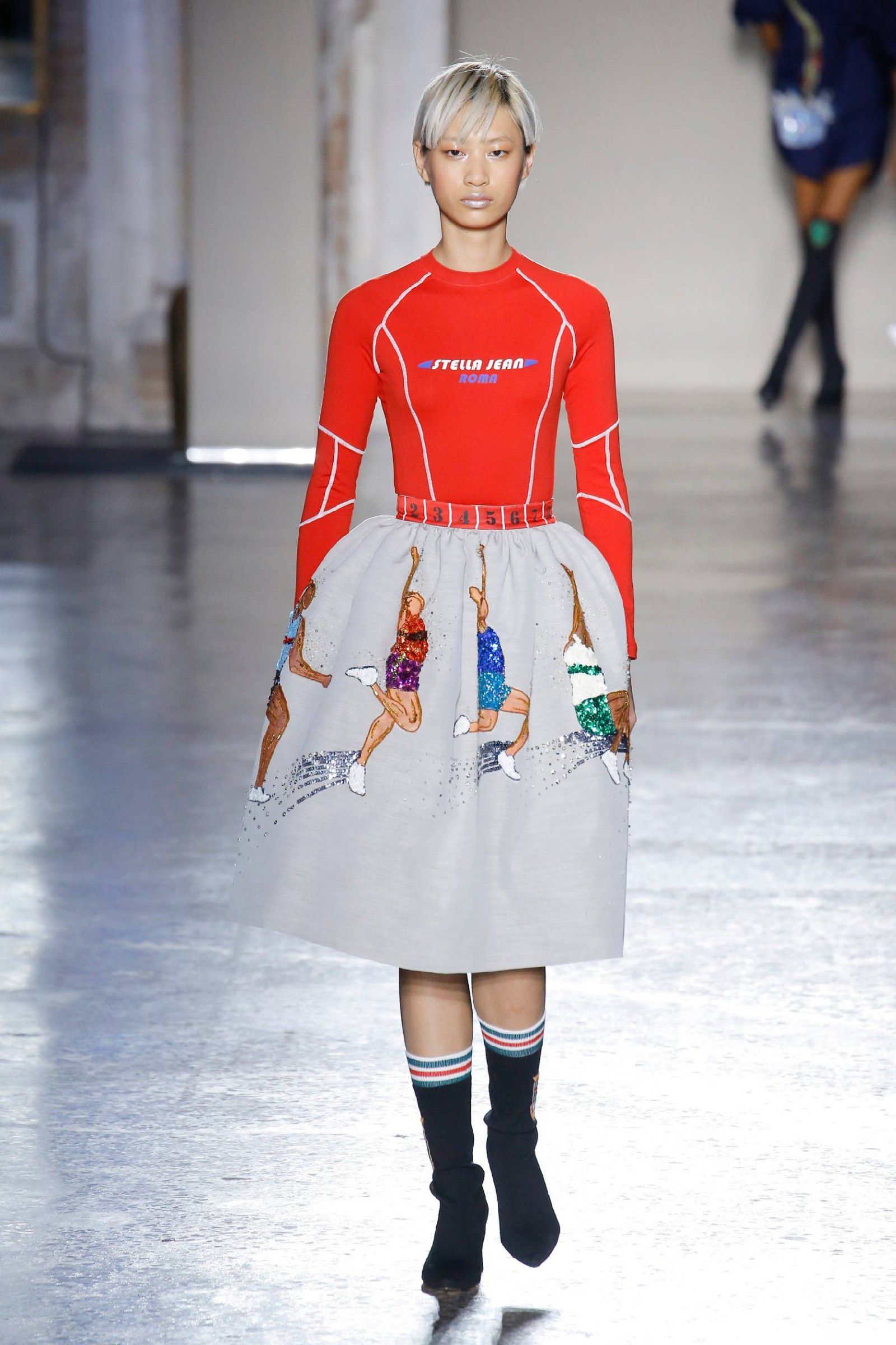ย้อนส่อง 15 แฟชั่นลุคสปอร์ตเต็มขั้น! จากรันเวย์ Stella Jean-Fall 2018 ส่งท้ายโอลิมปิกเกมส์ โตเกียว 2020