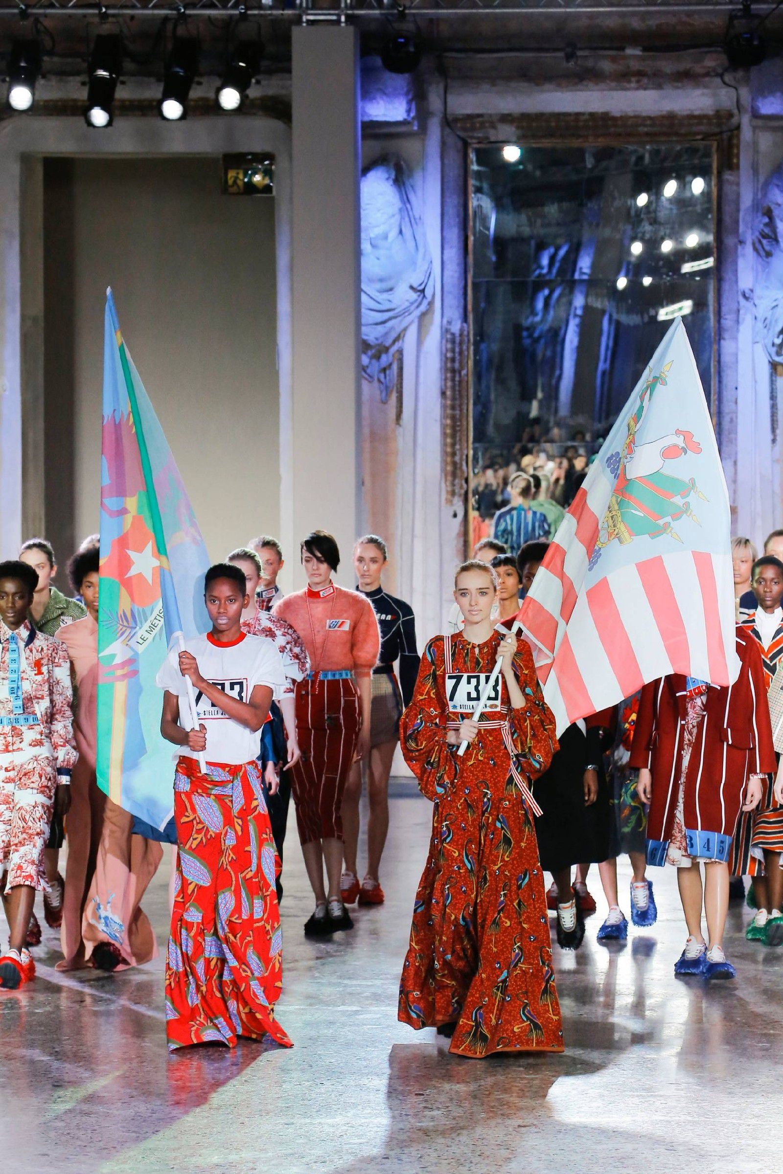 ย้อนส่อง 15 แฟชั่นลุคสปอร์ตเต็มขั้น! จากรันเวย์ Stella Jean-Fall 2018 ส่งท้ายโอลิมปิกเกมส์ โตเกียว 2020